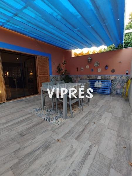 Foto 4f2c10ac-e37a-42fe-a7e3-57fc9aae340f. Casa adosada descubre esta espectacular vivienda !! este adosado te cautivará desde el primer momento. distribuido en tres plantas, es en Mérida