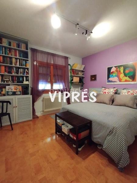 Foto 6ad007de-7eb2-446d-89ff-f5d3eee922d3. Casa adosada descubre esta espectacular vivienda !! este adosado te cautivará desde el primer momento. distribuido en tres plantas, es en Mérida