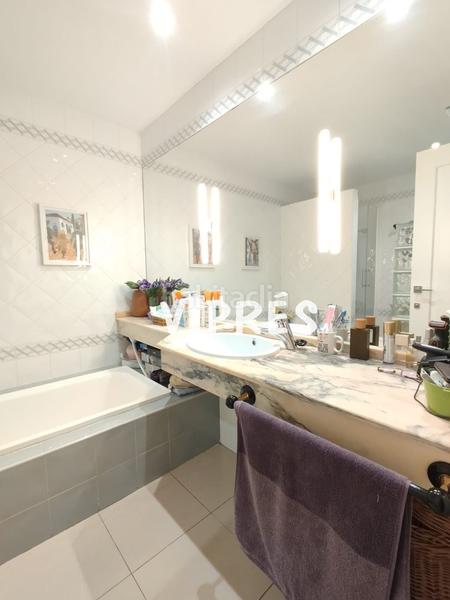 Foto 8003e5c8-aee9-43eb-9308-9c2ddb8086a4. Casa adosada descubre esta espectacular vivienda !! este adosado te cautivará desde el primer momento. distribuido en tres plantas, es en Mérida