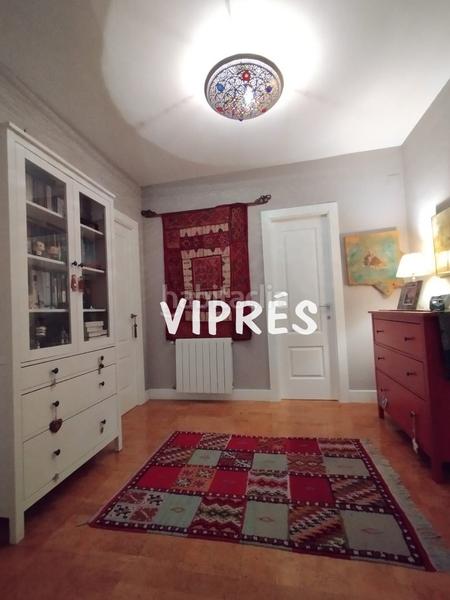 Foto c0ff9fb9-0a0b-4b9e-895b-d9c364f64112. Casa adosada descubre esta espectacular vivienda !! este adosado te cautivará desde el primer momento. distribuido en tres plantas, es en Mérida