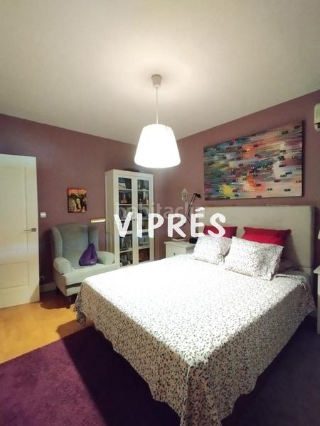 Foto c6e5a73f-a1c0-4dd9-a566-3b0c9a3e69dd. Casa adosada descubre esta espectacular vivienda !! este adosado te cautivará desde el primer momento. distribuido en tres plantas, es en Mérida