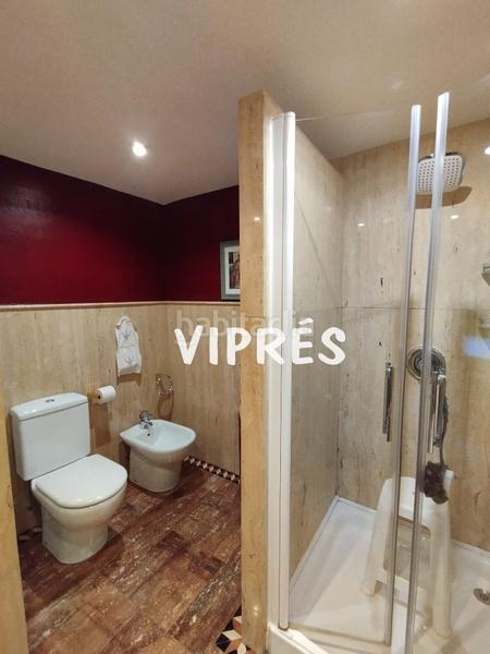 Foto d9a27ee9-a4b0-4fc2-a2ba-bf80b3b42568. Casa adosada descubre esta espectacular vivienda !! este adosado te cautivará desde el primer momento. distribuido en tres plantas, es en Mérida
