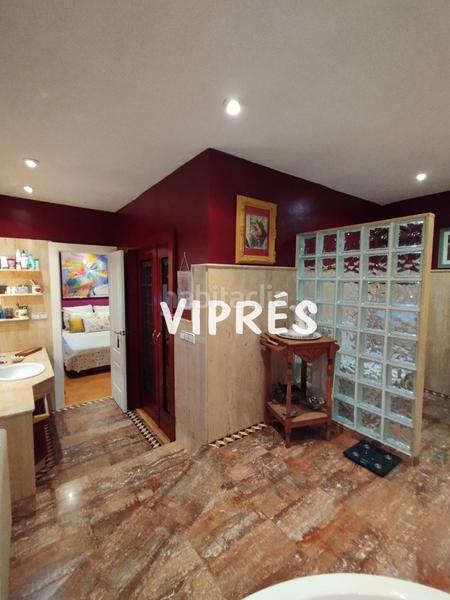 Foto e2648d06-fe10-462f-bd41-ffec658ceaac. Casa adosada descubre esta espectacular vivienda !! este adosado te cautivará desde el primer momento. distribuido en tres plantas, es en Mérida