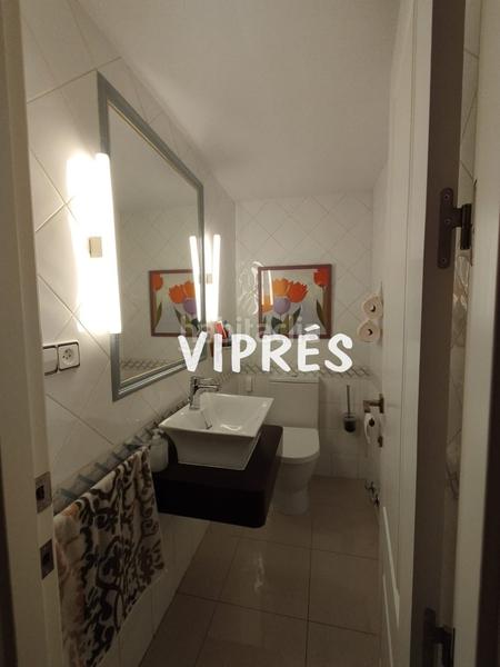 Foto e4f15720-bf04-4f92-b9e7-4376327cd5dc. Casa adosada descubre esta espectacular vivienda !! este adosado te cautivará desde el primer momento. distribuido en tres plantas, es en Mérida