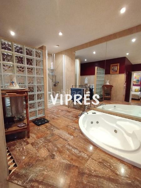 Foto f4e53efe-c138-4a54-93d6-85bcf0e45eb6. Casa adosada descubre esta espectacular vivienda !! este adosado te cautivará desde el primer momento. distribuido en tres plantas, es en Mérida