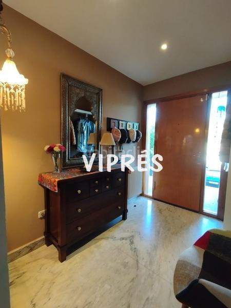 Foto f730ac97-9c9c-4287-8aa3-79e30288371e. Casa adosada descubre esta espectacular vivienda !! este adosado te cautivará desde el primer momento. distribuido en tres plantas, es en Mérida