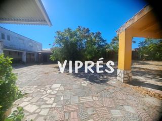 Édifice à Casar de Cáceres. Hoy te traigo una propiedad super especial...un complejo con muc