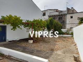 Pis a Guadalupe. Se vende bajo de una casa situada en una zona tranquila y bien c