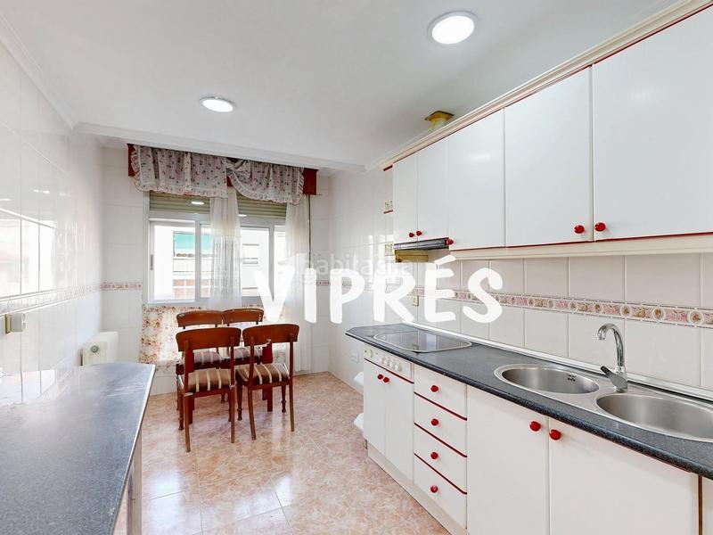 Foto 464d1a31-6b3f-45fd-a1b1-5bf6ac443ae7. Flat with heating parking in Centro Cáceres