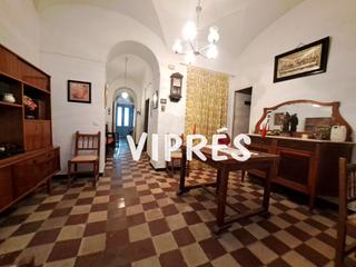 Casa en Centro. Se vende una estupenda casa de fachada completa y dos plantas de