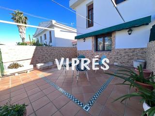 Casa adossada a Casar de Cáceres. Magnífico adosado con patio de casi 50 m  4 dormitorios y 2 baño