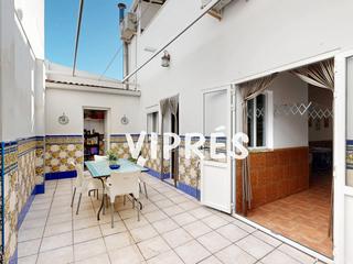 Casa a Arroyo de San Serván. Se vende estupenda casa de 360m2 en arroyo de san serván. 5 dorm