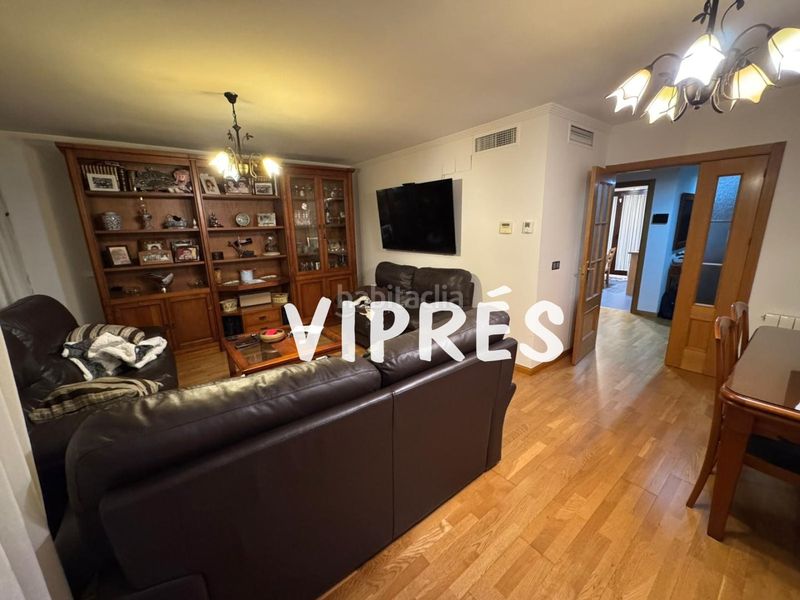 Foto da854353-d18b-4357-ad44-8f9fd75ee2e9. Casa adossada amb calefacció aparcament piscina a Mérida