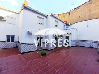 Casa en Centro. Casa de planta baja reformada en venta de 150m2, terraza de 50m2