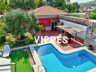 Chalet in Alcuéscar. Venta chalet en el cruce de las herrerias de alcuescar