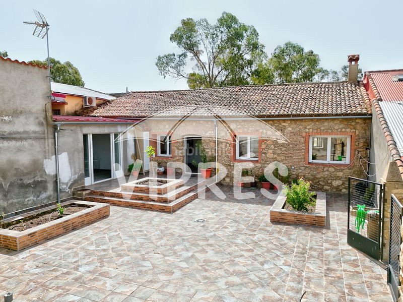 Foto 3a585574-6a84-4250-a49b-985adac6d3e0. Casa adossada a Casar de Cáceres