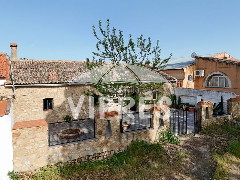 Foto bf91d775-3607-40b8-89da-43c362bac0e3. Casa adossada a Casar de Cáceres