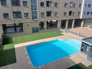Pis a Nuevo Cáceres. Venta de piso de 4 habitaciones y  piscina en casa plata