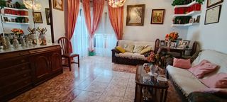 Haus in Plasenzuela. Casa en venta con localnegocio activo y piso.