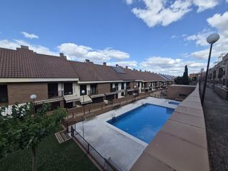 Casa a schiera in Oeste. Venta adosado zona prado merida