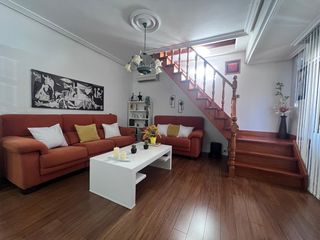 Casa a Casco Antiguo. Venta de casa independiente con terraza y vistas a la parte anti