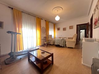 Etagenwohnung in Centro. Venta de piso de 4 habitaciones al lado de la cruz
