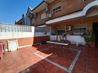 Casa a schiera in Norte. Venta adosado 4 habitaciones 2 baños, aseo, patio y garaje en ab