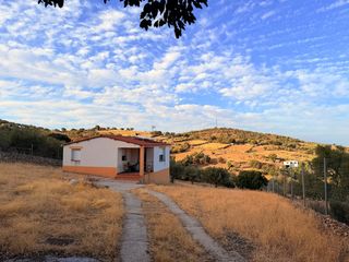 Masia a Sierra de Fuentes. Campo en sierra de fuentes