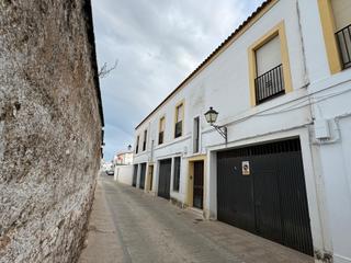 Edifici a Llerena. Casabanco vende  local  más dos viviendas en  llerena.