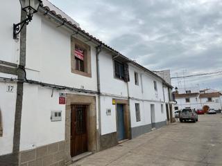 Casa a Valencia de Alcántara. Casa de tres plantas en  valencia de alcantará