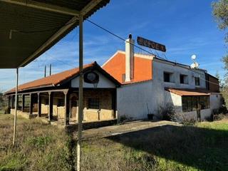 Edifici a Madroñera. Casabanco vende finca con antiguo mesón y vivienda en madroñera.