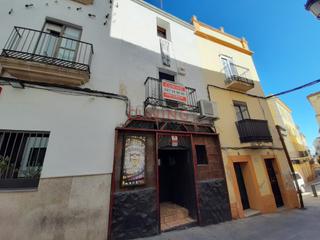 Building in Casco Antiguo. Edificio de tres plantas con licencia de hostelería en la plaza