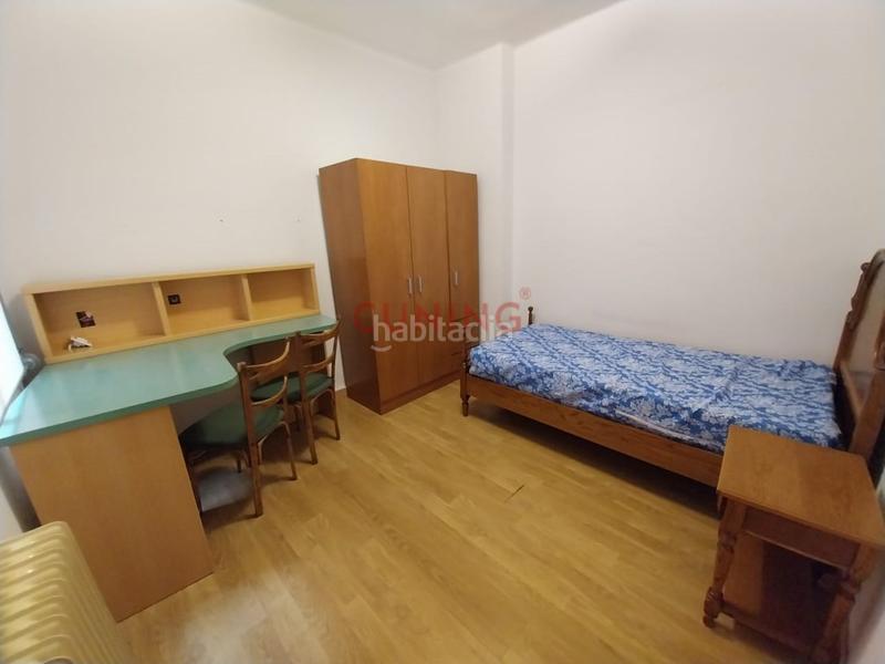 Foto 520c87f8-b893-48aa-b8c1-d367e77d1df9. Alquiler piso oportunidad estudiantes. vivienda en alquiler situada en el Centro , consta de 3 habitaciones,1 baño, cocina y salón. id en Cáceres