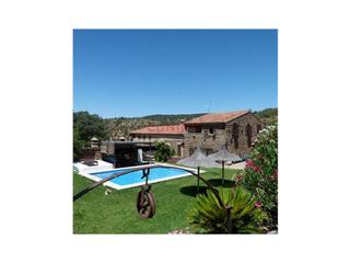 Maison à Madroñera. Magnífica finca rústica de 4 hectáreas de terreno, cortijo con v