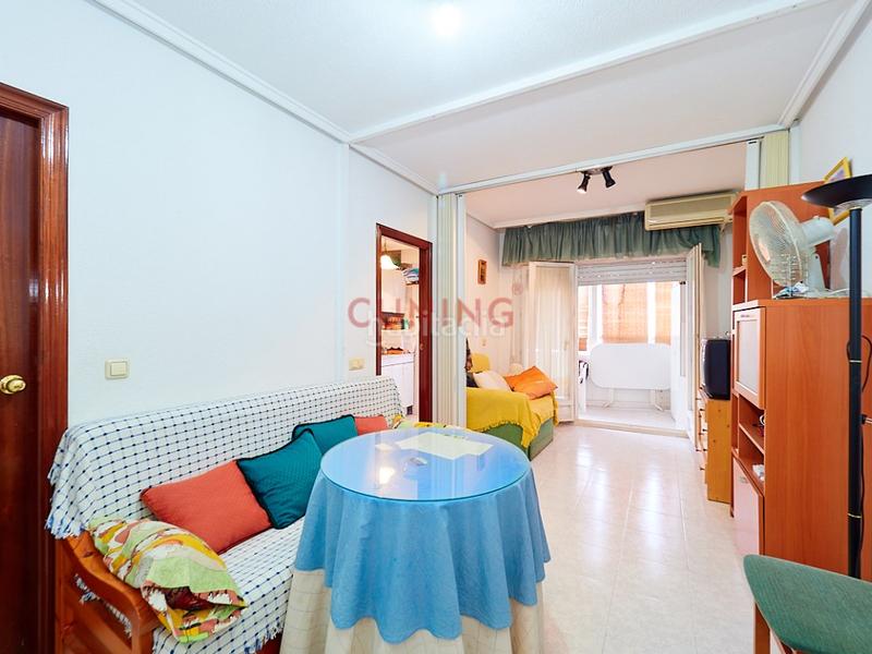 Foto 80c0d3bf-b239-484b-adb0-85ea2198e80a. Piso venta de apartamento , alicante, situado en un residencial con piscina comunitaria. en Torrevieja