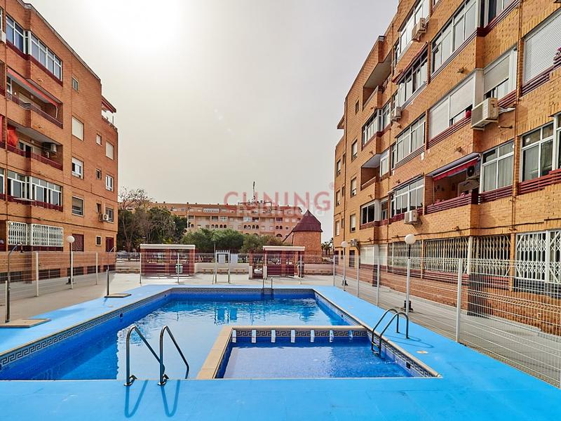 Foto 8ed8cfa7-9cdc-4e70-a939-6529fb79b78b. Piso venta de apartamento , alicante, situado en un residencial con piscina comunitaria. en Torrevieja
