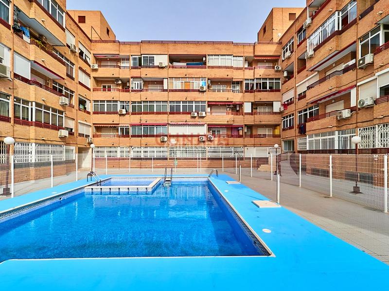 Foto b0567658-0e39-42f0-9238-dd4d1ff5fcc1. Piso venta de apartamento , alicante, situado en un residencial con piscina comunitaria. en Torrevieja