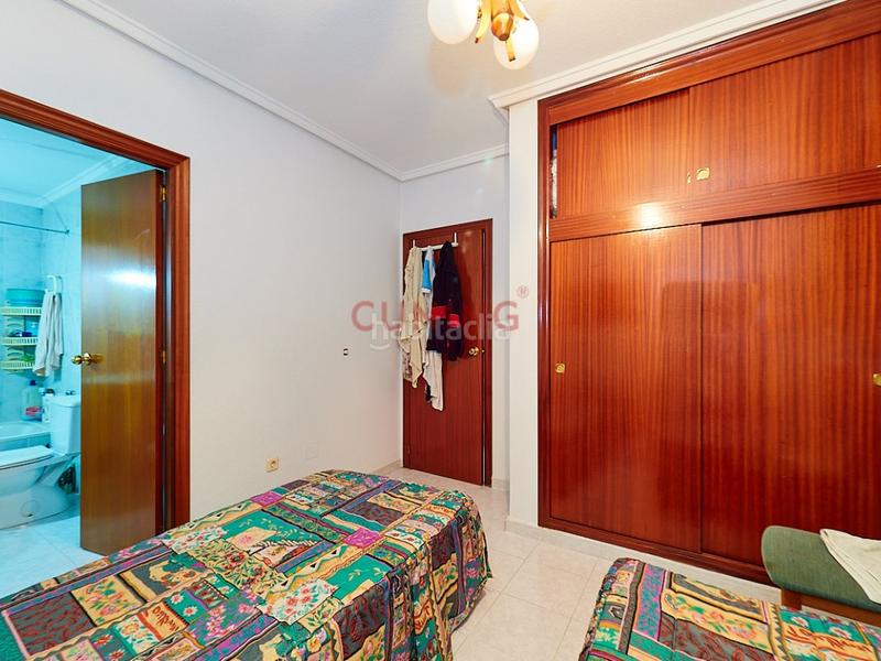 Foto b412a95c-4c54-4355-a61a-477991ac2f06. Piso venta de apartamento , alicante, situado en un residencial con piscina comunitaria. en Torrevieja