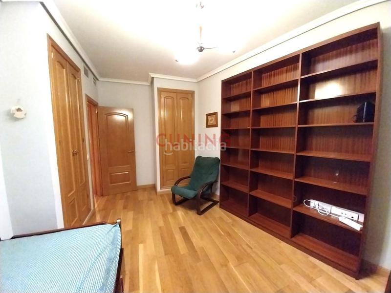 Foto 32787ba5-a00a-4545-8b00-64ac663c6ebf. Alquiler piso alquiler de piso con plaza de garaje situado en un residencial con piscina comunitaria, zona Centro. en Cáceres