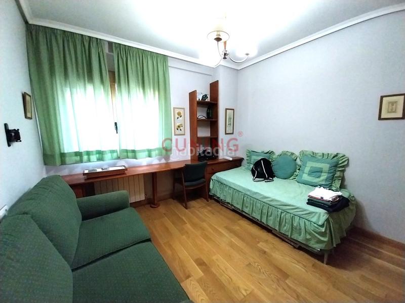 Foto db91be2f-955c-4c90-a930-9c9e883b9839. Alquiler piso alquiler de piso con plaza de garaje situado en un residencial con piscina comunitaria, zona Centro. en Cáceres