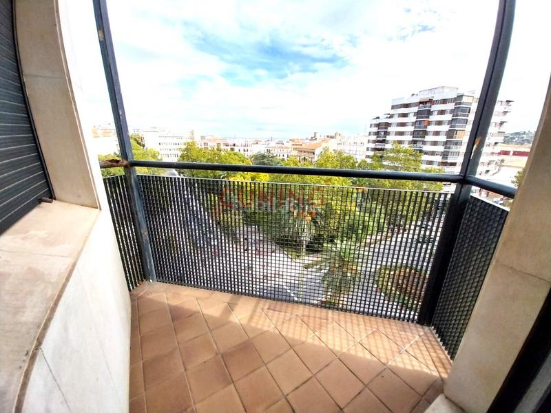 Foto dcfcfbea-1920-4406-98da-50739d73f5a8. Pis amb aparcament a Centro Cáceres