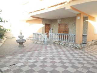 Chalet en Villar de Rena. Gran casa unifamiliar con garaje para dos vehiculos, patio y pis