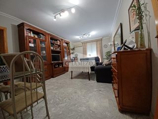 Appartamento in Calle san francisco 63. ???piso en perfecto estado para entrar a vivir con patio, plaza