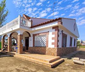 Chalet in Villanueva de la Serena. Chalet en zona de regadio con luz y pozo