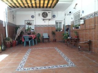 Building in Villanueva de la Serena. Se vende edificio con dos pisos y cochera independiente
