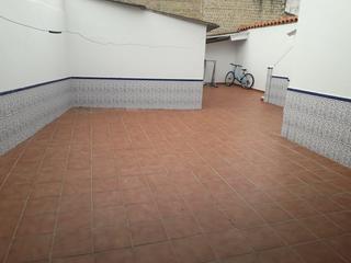 House in Villanueva de la Serena. Gran casa de esquina en barrio nuevo con cochera y buen patio