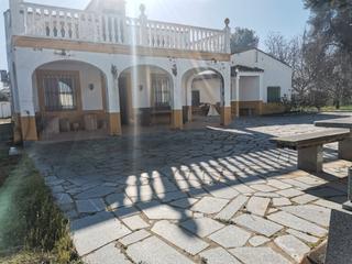 Xalet a Villanueva de la Serena. Chalet y casa auxiliar con luz de red y agua cercano a villanuev