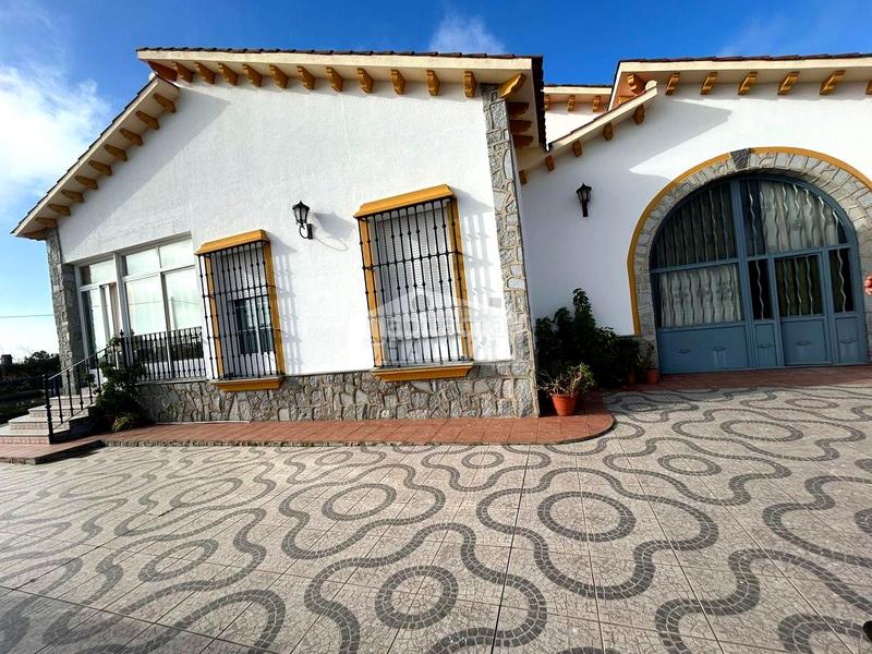 Foto f8f628e8-315b-4b10-a72e-3fe065d82ea8. Chalet en calle san francisco 63 ¡¡¡gran chalet con piscina , en Villanueva de la Serena