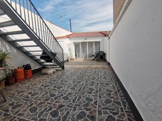 House in Calle san francisco 63. Casa completamente reformada con buen patio, terraza y tejado nu