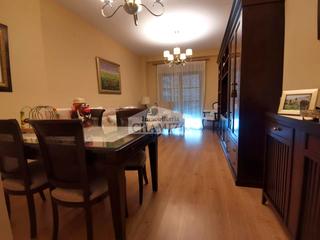 Flat in Calle san francisco 63. Piso practicamente nuevo con patio y garaje en todo el centro de